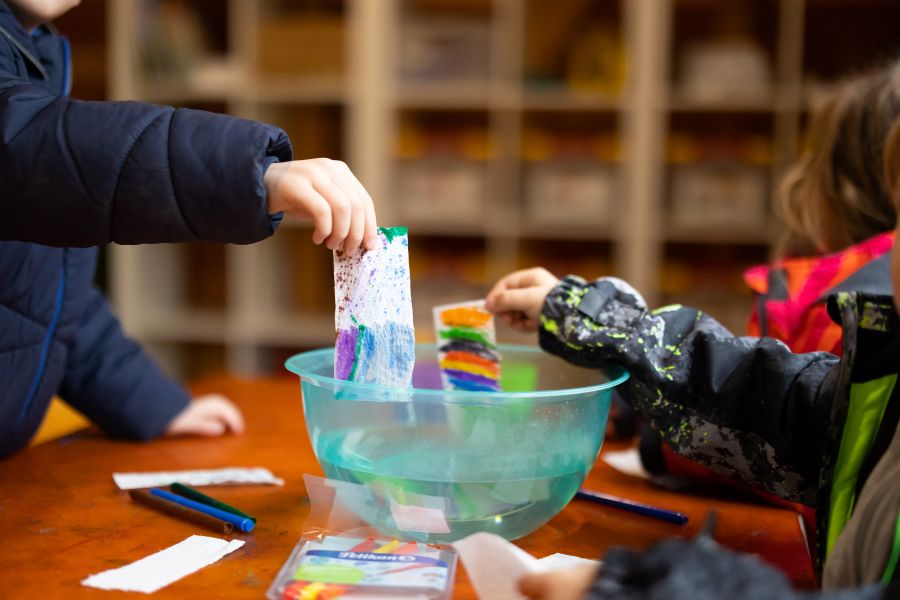 Kinder entdecken, experimentieren und staunen in unserer Forscherwerkstatt.